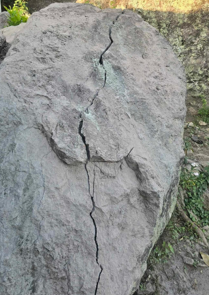 Roca de gran tamaño con fracturas verticales
